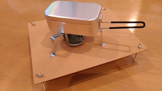 メスティンをテーブルに載せた