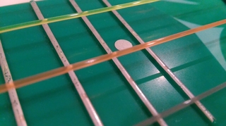 フレットも実はプラスチック