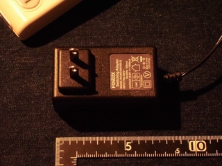 電源アダプターは7.5センチほど