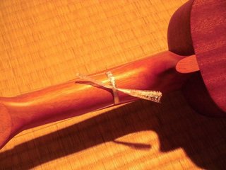 ネックの裏で弦を留めています